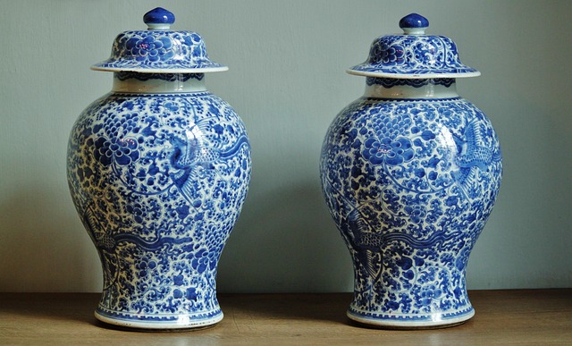 Porzellanvase mit geheimnisvoller Gravur